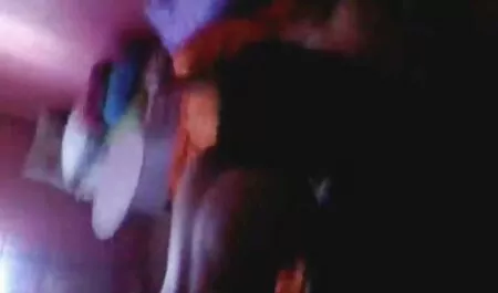 Một người đàn ông nhét một dương vật vào lỗ của Anna là phim sec vung trom nhat ban bất lực cổ tay