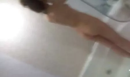 Thợ khóa Derbanit của sex nhat ban tuyen chon Angelina Chiên trong các xưởng